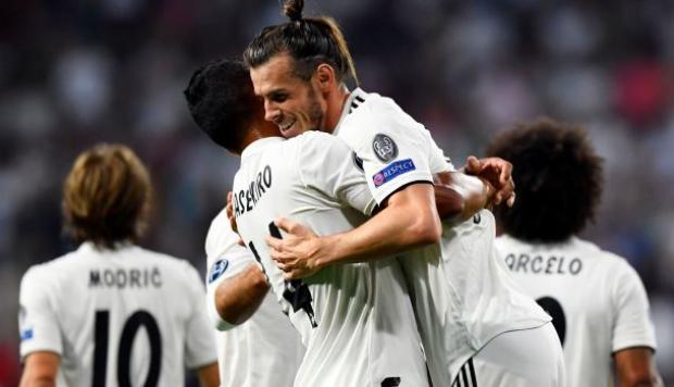 La estrella de Cardiff, Gareth Bale, abrazándose con su compañero Casemiro durante un partido