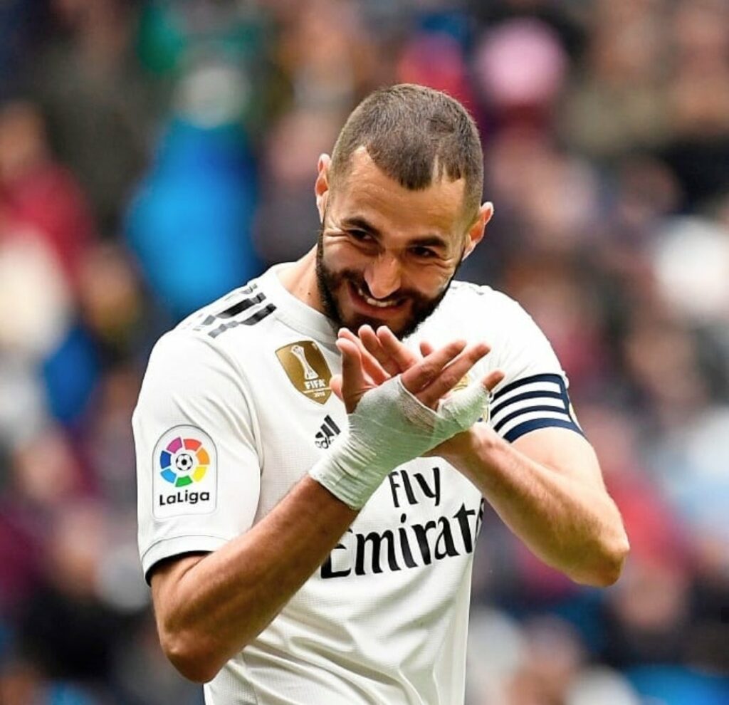 Karim Benzema, aplaudiendo a sus compañeros en un partido del Real Madrid