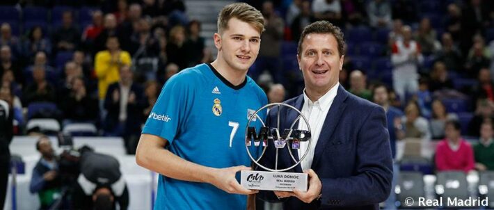 Doncic recibió el trofeo de MVP de diciembre de la Liga Endesa