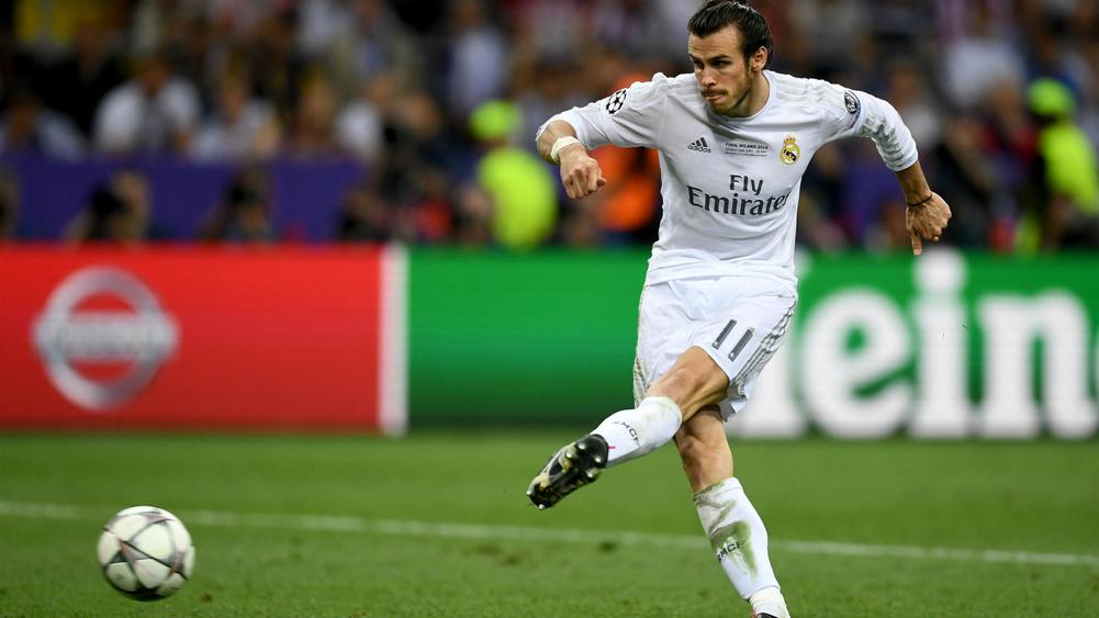 Gareth Bale anotando en la tanda de penaltis durante la final de Milan