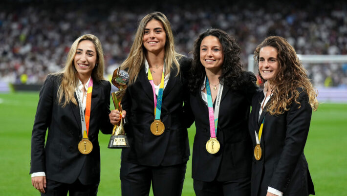 Las campeonas del Mundo del Real Madrid, homenajeadas en el Santiago Bernabéu