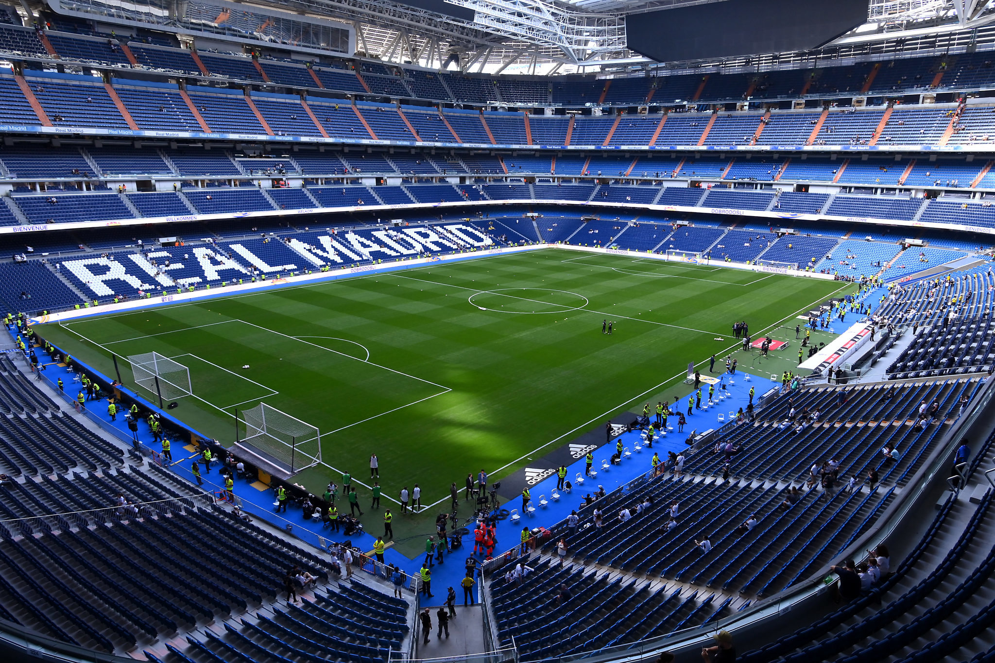 El Real Madrid invitó al Bernabéu a la niña que fue increpada en la previa del derbi