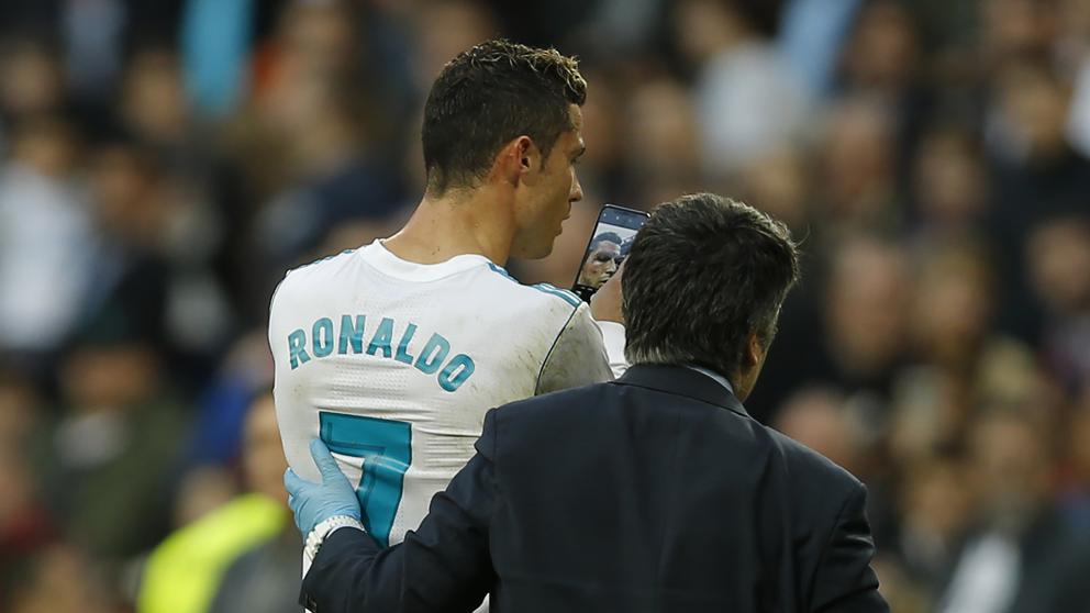 Cristiano Ronaldo y el móvil por Dani Benavides