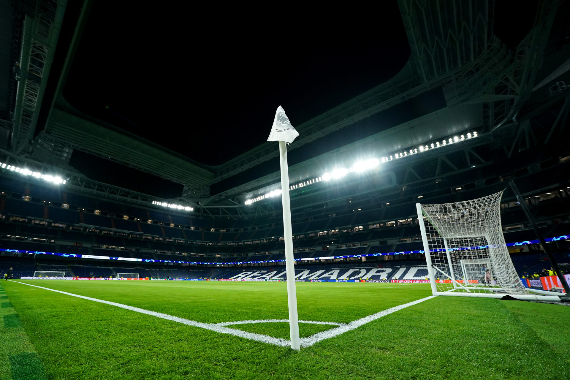 El Real Madrid retrasa la inauguración del Santiago Bernabéu.
