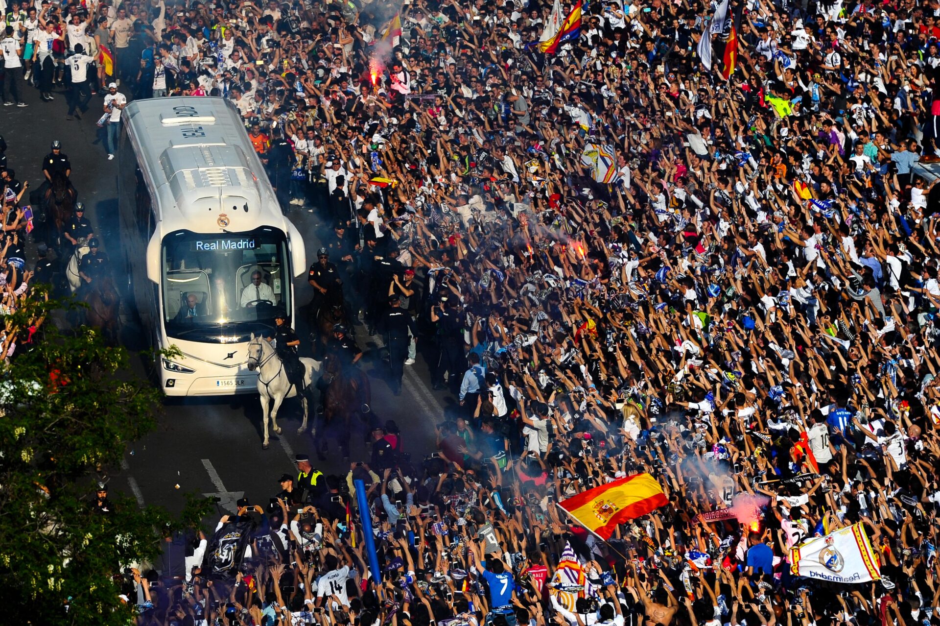 Opinión | El silencio se rompe y el Bernabéu vuelve a rugir con el himno de la Champions.
