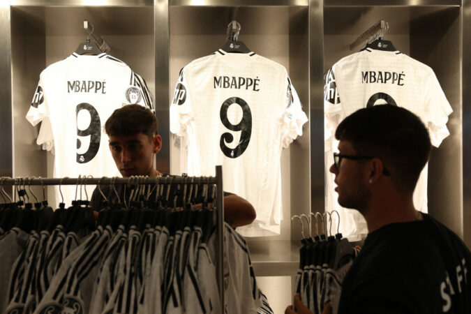 Locura con las camisetas de Mbappé con el Real Madrid… ¡y agotadas el primer día!
