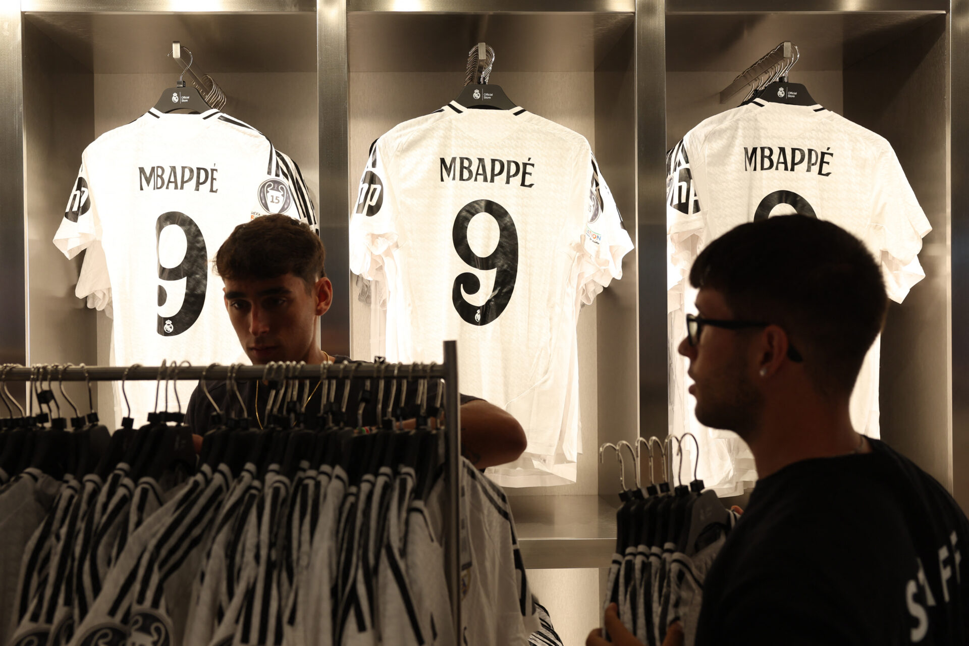 Locura con las camisetas de Mbappé con el Real Madrid... ¡y agotadas el primer día!