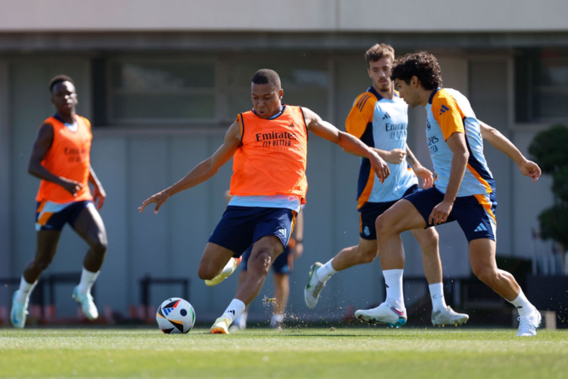 Mbappé y Vinicius ya se buscan en los entrenamientos: golazo y celebración.