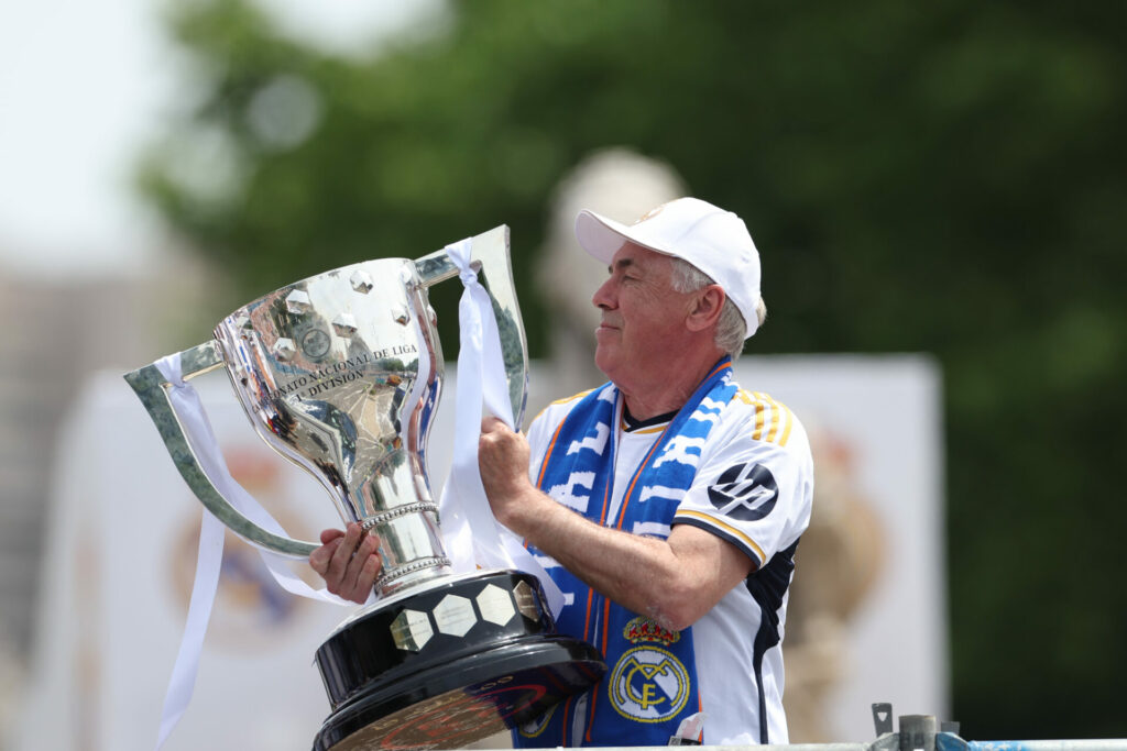 Carlo Ancelotti, con el trofeo de campeón de LaLiga.