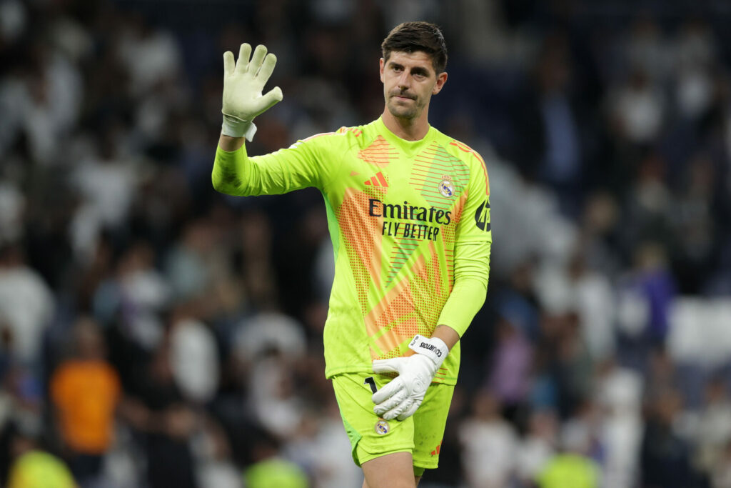 Thibaut Courtois saluda a la afición después de un partido del Real Madrid.