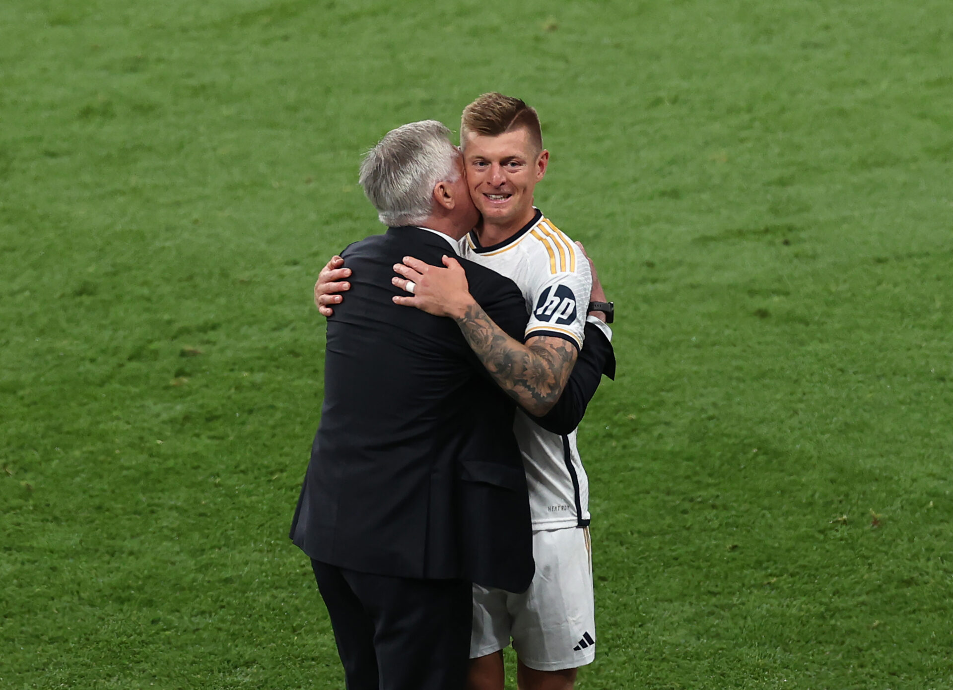 Carlo Ancelotti se abraza con Toni Kroos