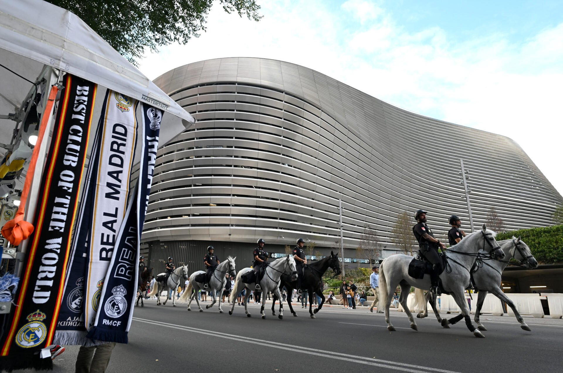 Los vecinos del Bernabéu siguen dando problemas con la insonorización del estadio