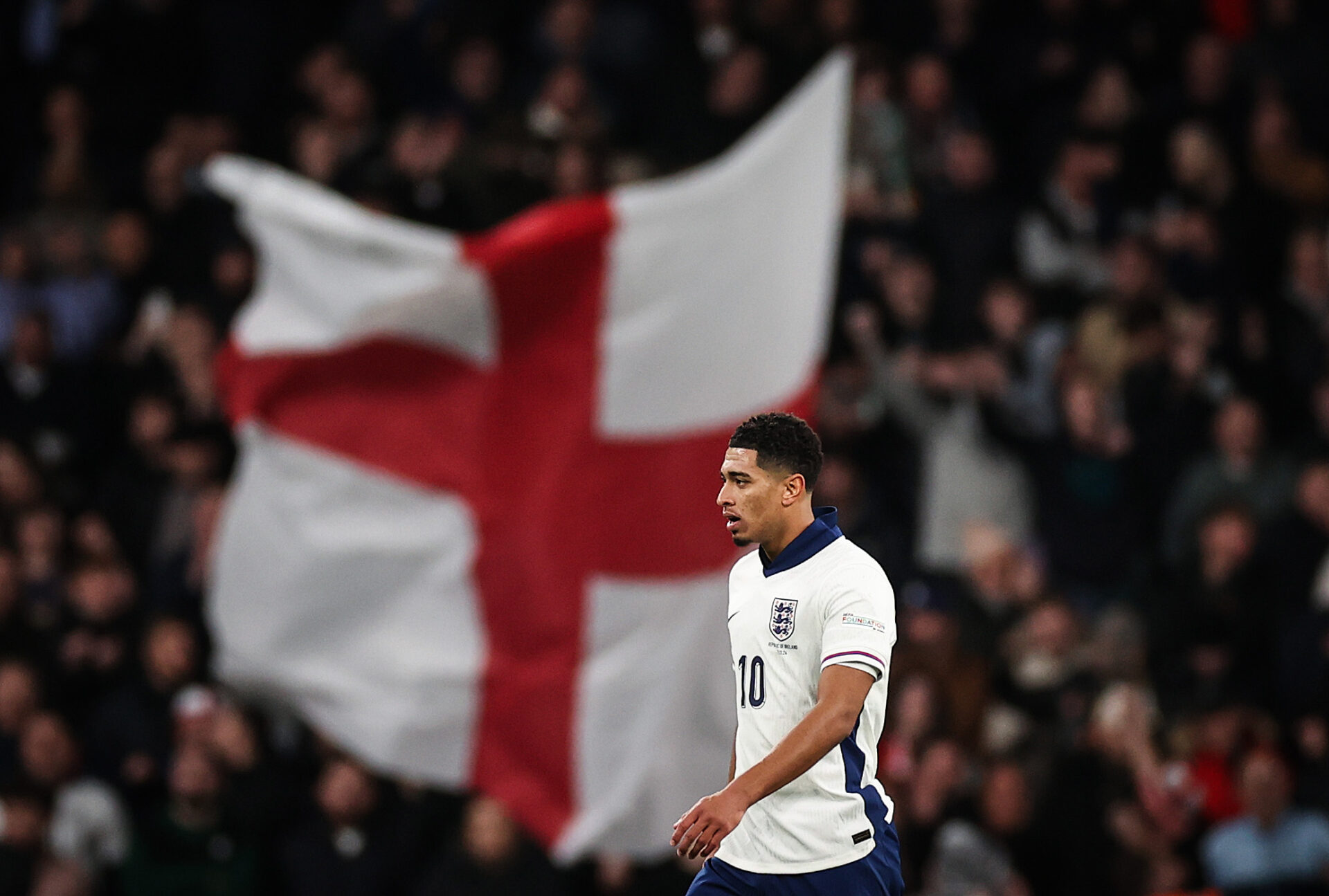 Bellingham del Real Madrid con la bandera de Inglaterra de fondo.