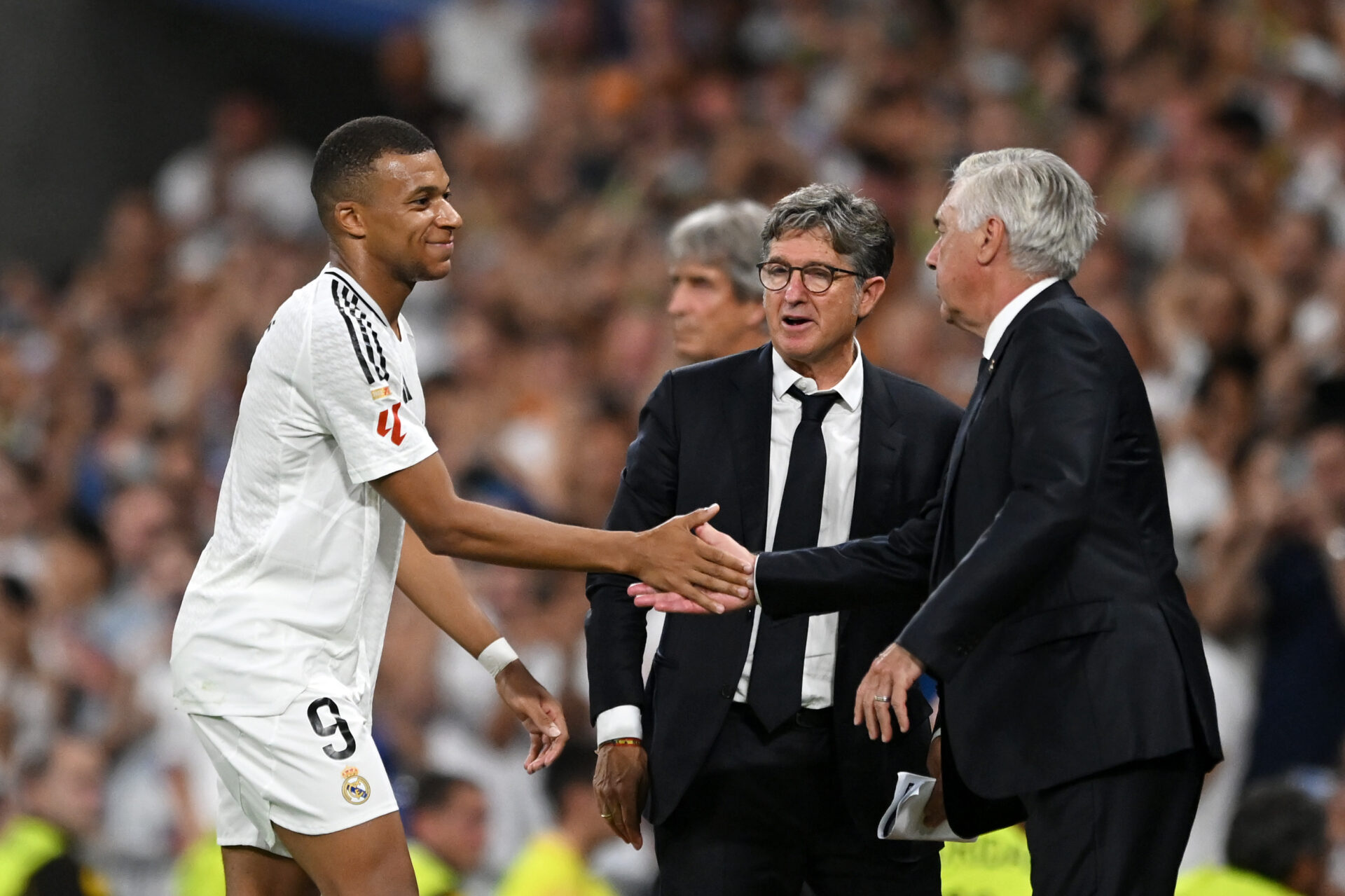 Kylian Mbappé saluda a Carlo Ancelotti tras ser sustituido.