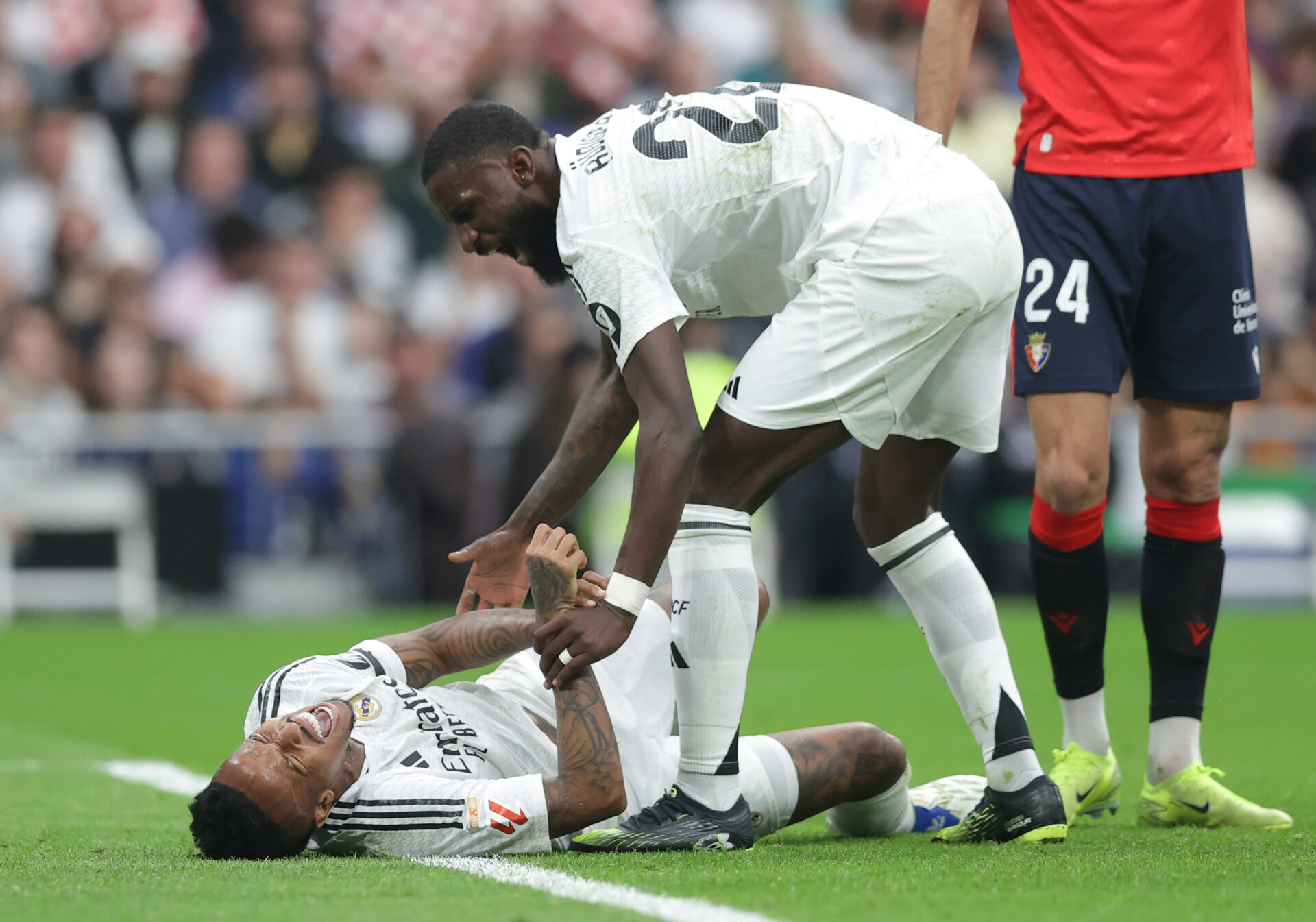 Éder Militao se retuerce de dolor sobre el césped del Santiago Bernabéu tras sufrir una rotura de ligamento cruzado anterior en su rodilla derecha.