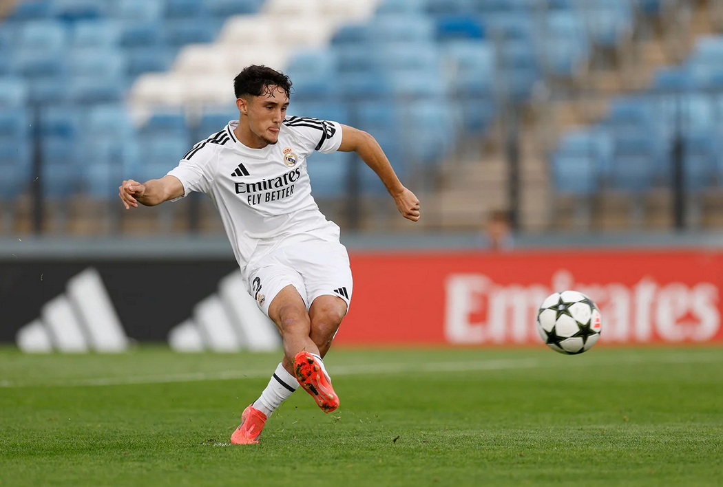 Jesús Fortea (Real Madrid Juvenil) dispara la pelota en el partido de UEFA Youth League contra el AC Milan disputado en el Estadio Alfredo Di Stéfano.