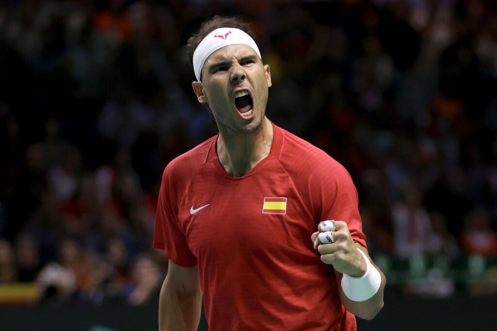 Rafa Nadal aprieta el puño celebrando uno de los puntos de su último partido como profesional contra Botic Van de Zandschlup.