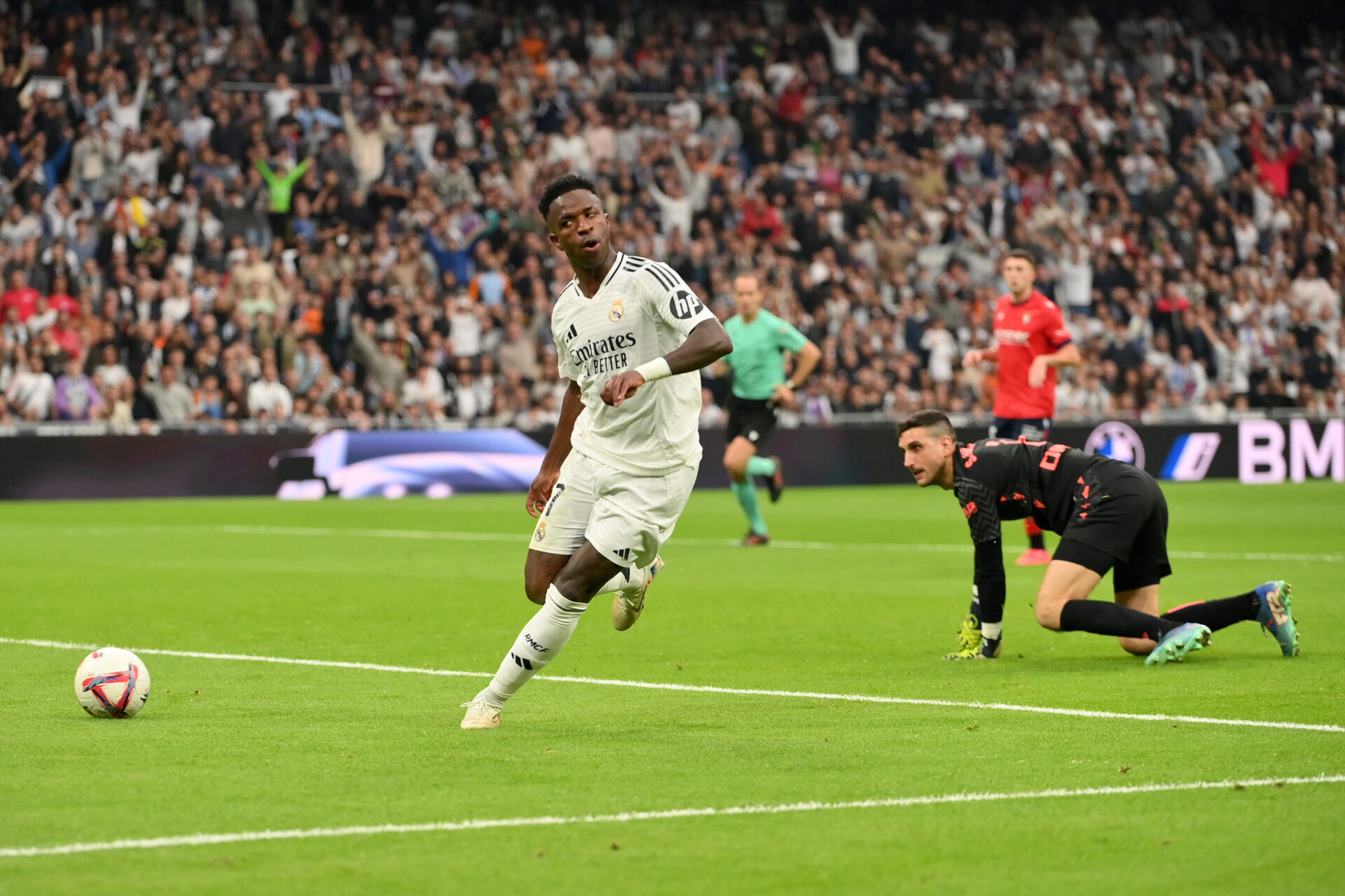 Vinicius define sin mirar contra Osasuna