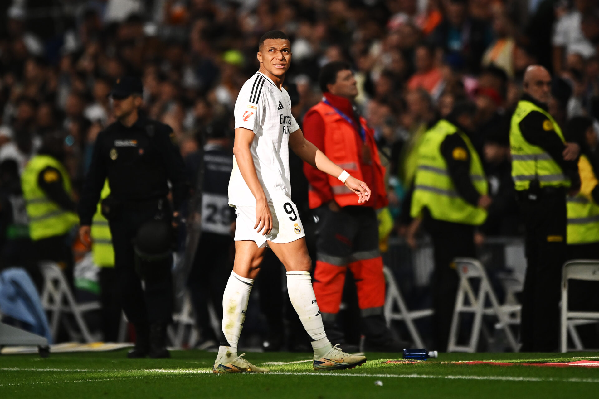 Kylian Mbappé, iluminado por un rayo de sol, en el Santiago Bernabéu.