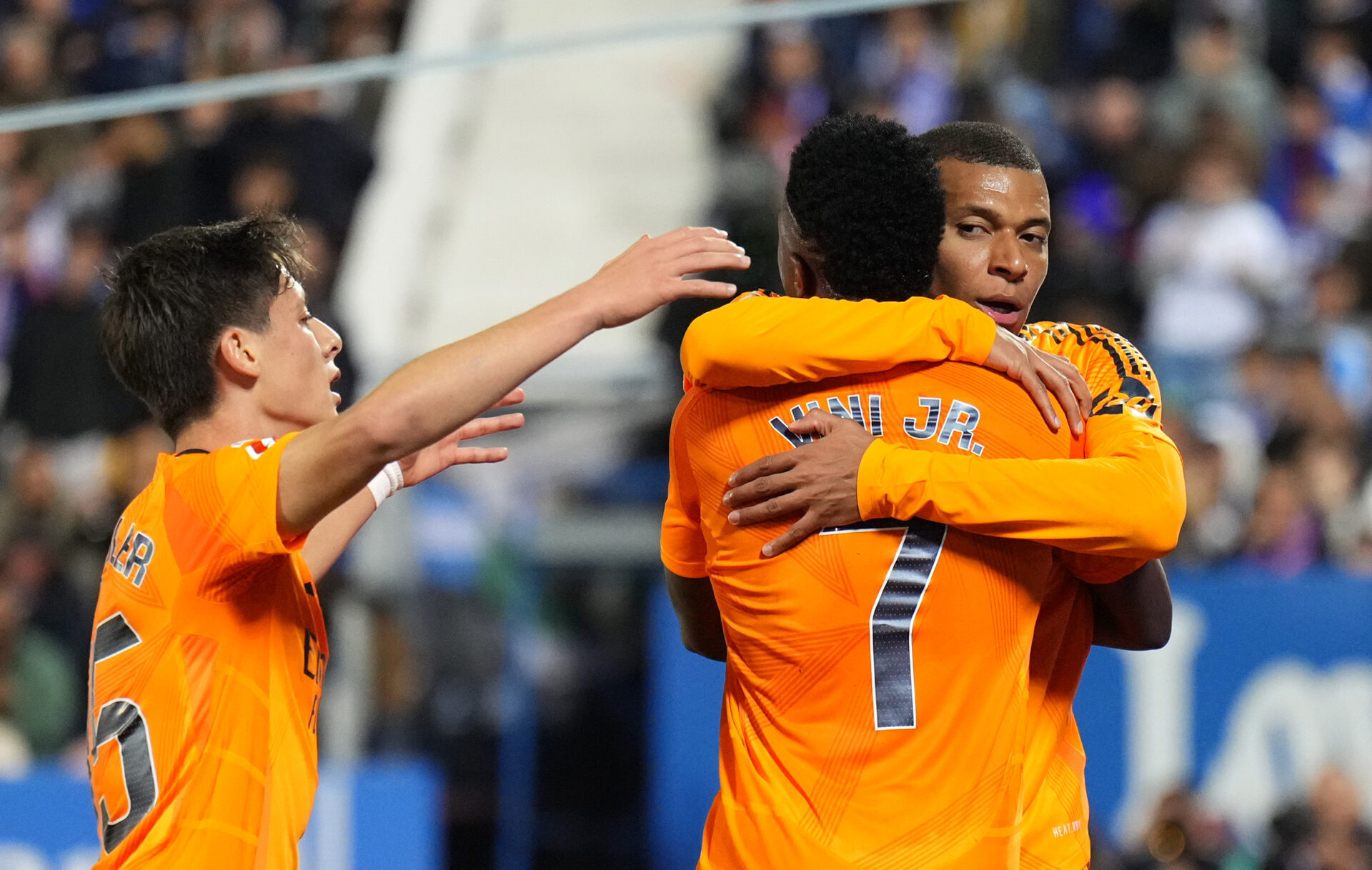 Vinicius y Mbappé se abrazan tras el gol del francés en el partido del Real Madrid contra el Leganés.