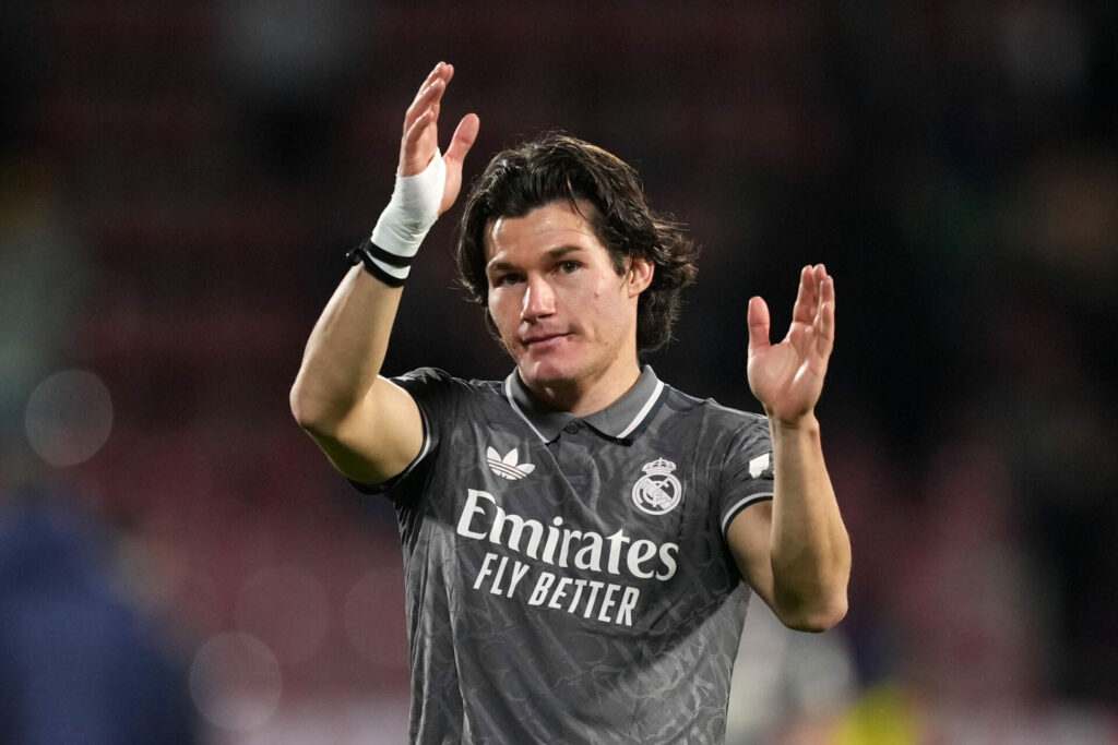 Fran García, con la segunda equipación del Real Madrid, saluda a la afición en el Estadio de Montilivi.