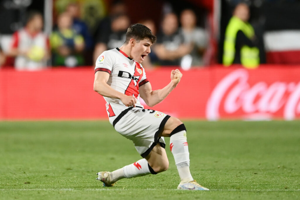 Fran García, durante su etapa en el Rayo Vallecano, celebra un gol contra el Atlético de Madrid en el Estadio de Vallecas.