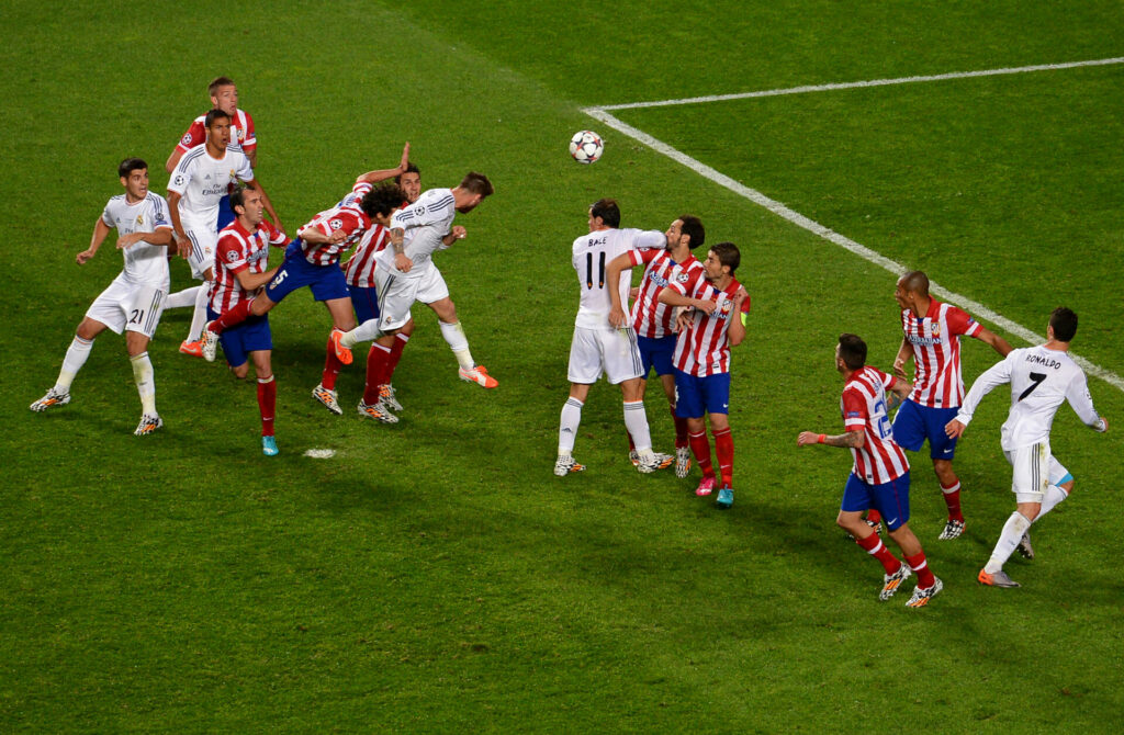 Sergio Ramos marca gol de cabeza y manda la final de la Champions League 2014 contra el Atlético de Madrid a la prórroga.