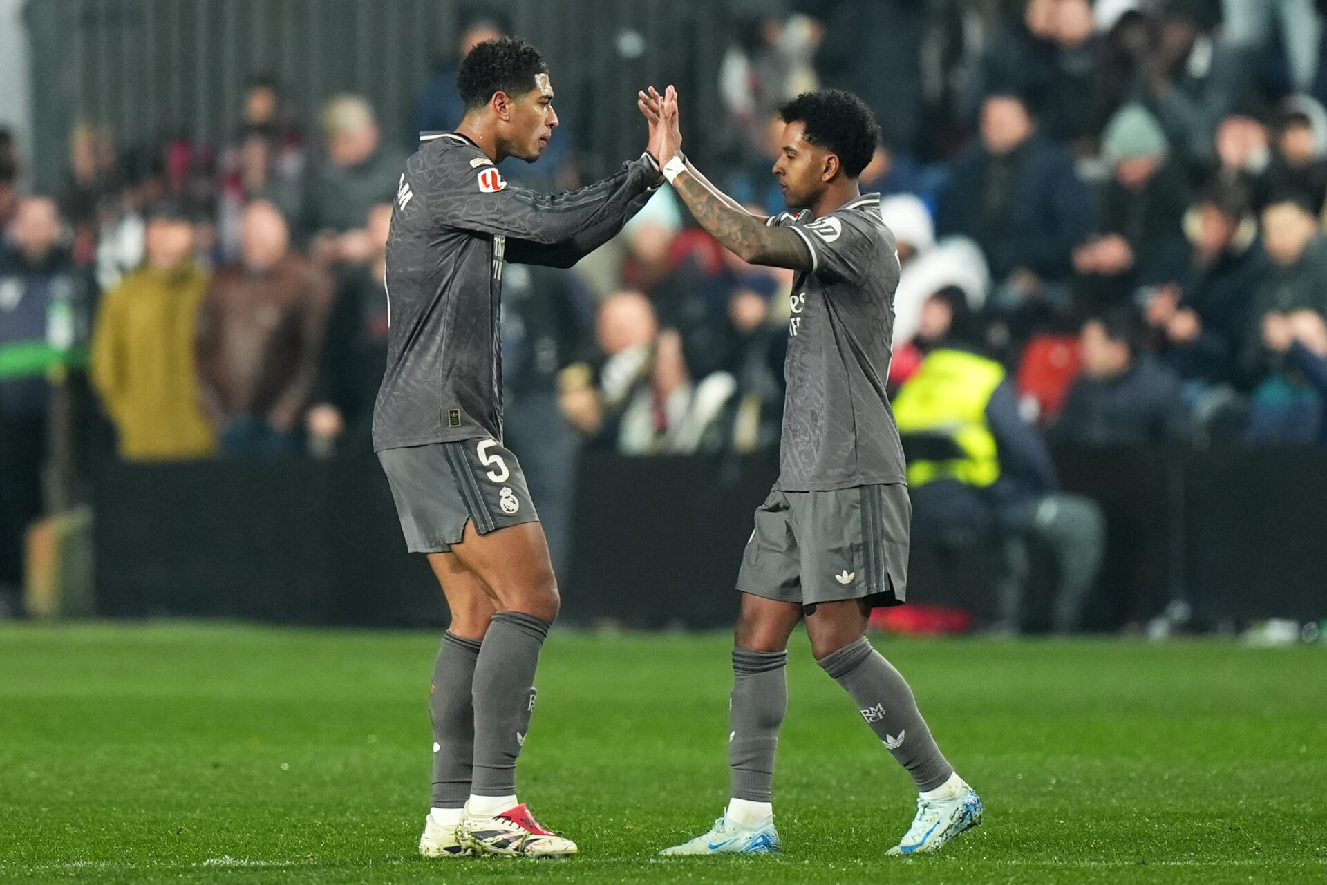 Jude Bellingham y Rodrygo Goes se saludan durante el Rayo Vallecano 3-3 Real Madrid.