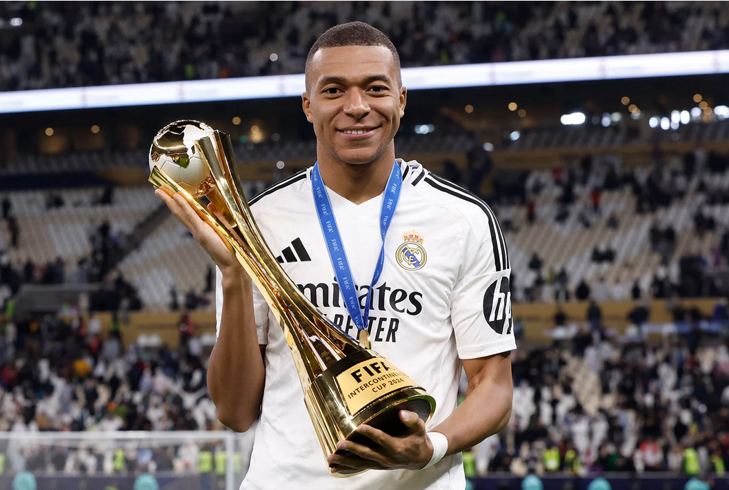 Kylian Mbappé posa con el trofeo de campeón de la Copa Intercontinental 2024.