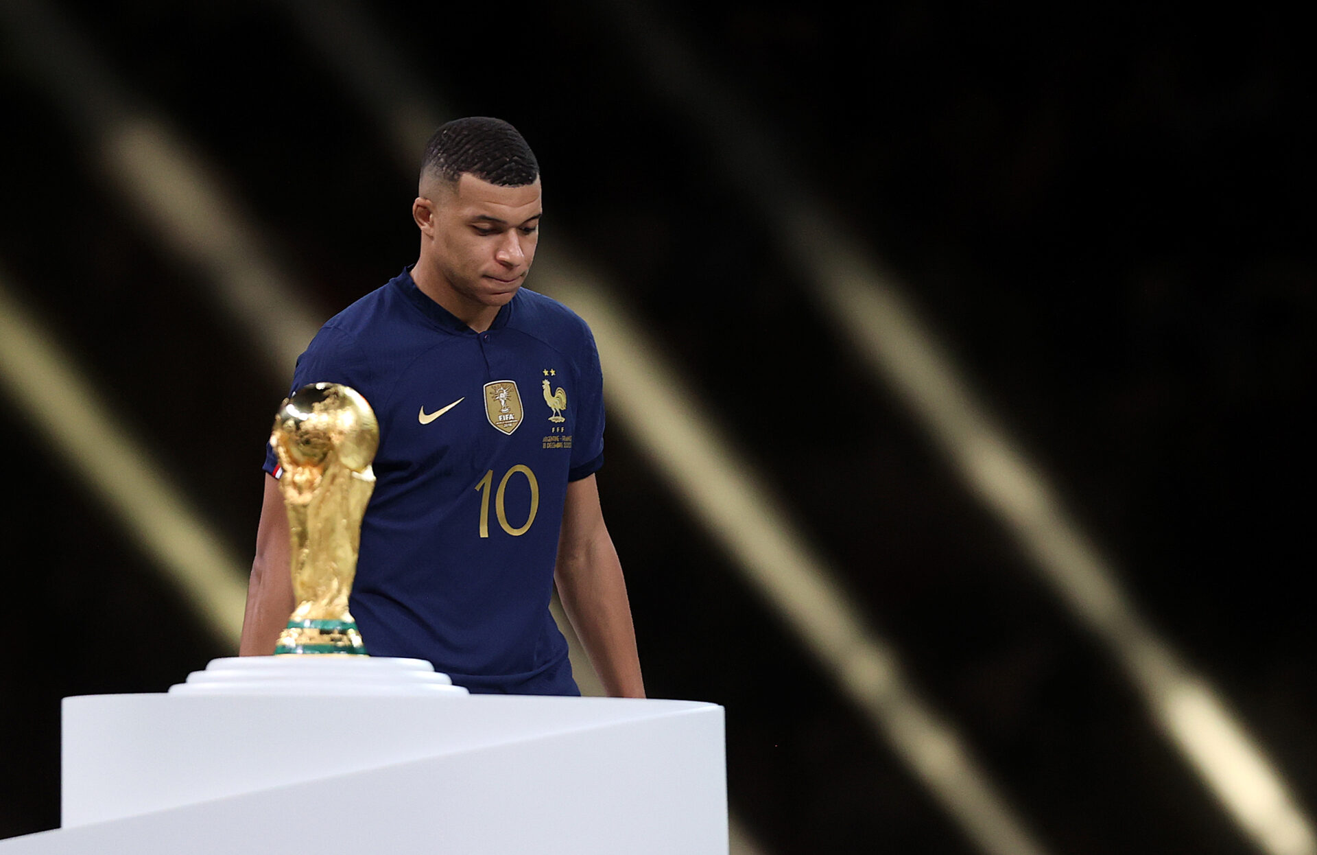 Kylian Mbappé desfila por detrás del trofeo de la Copa del Mundo tras perder la final del 2022 ante Argentina en los penaltis en Lusail.