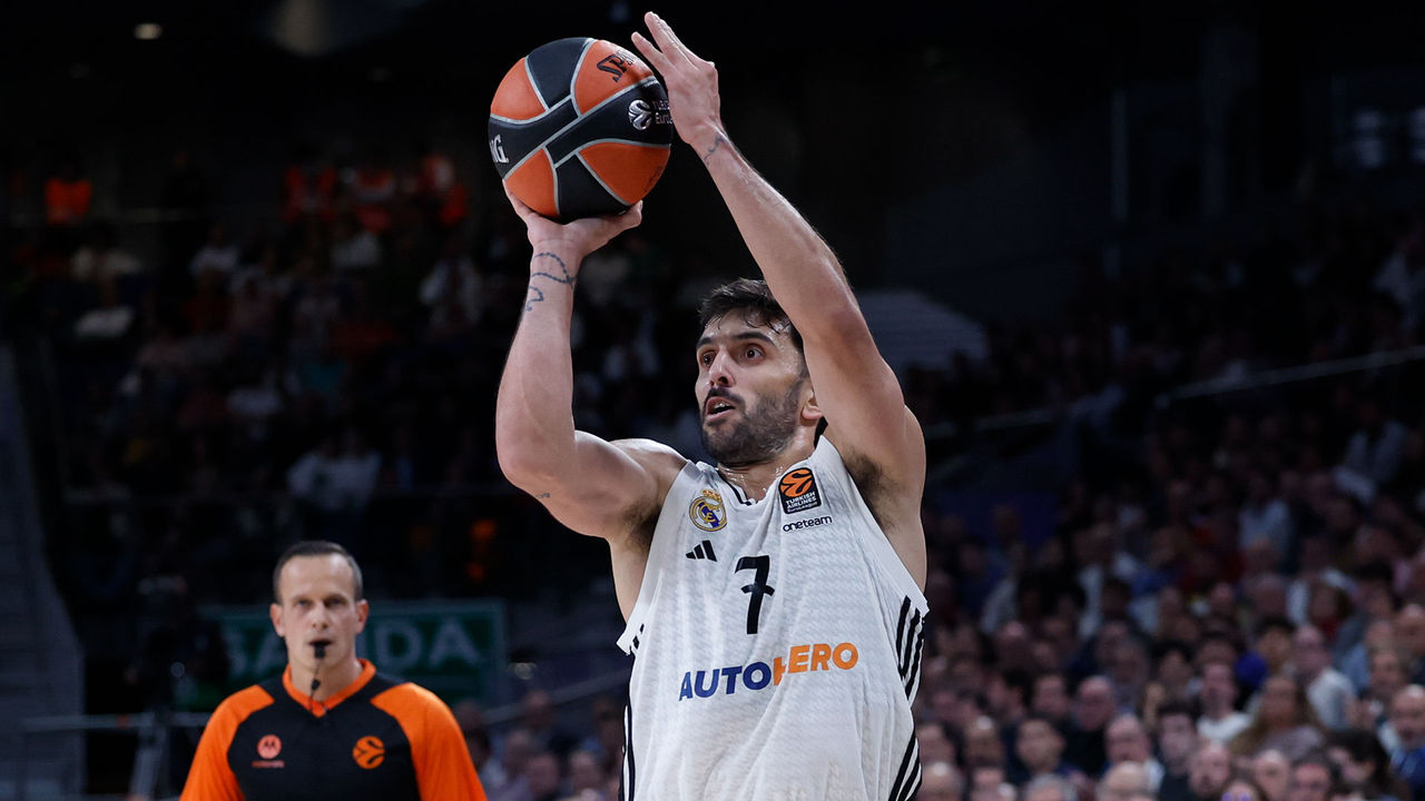 Facundo Campazzo, del Real Madrid, lanza un triple en un partido de Euroliga.