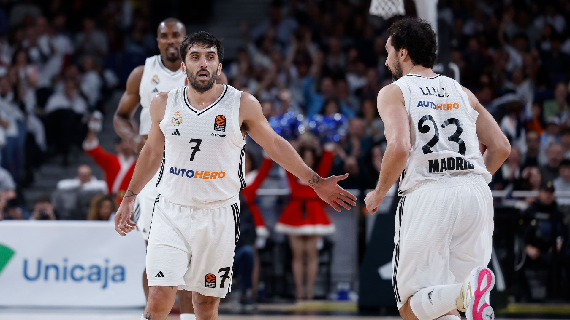 Facundo Campazzo y Sergio Llull se saludan durante la victoria del Real Madrid contra el Mónaco en Euroliga.