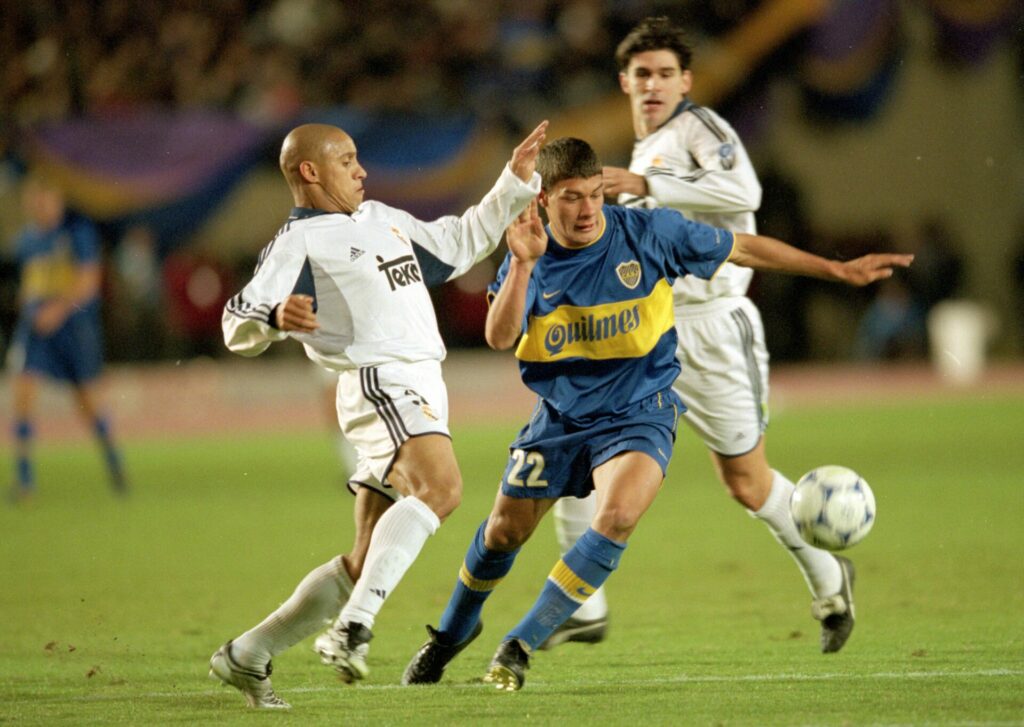 Roberto Carlos y Sebastian Battaglia pelean por un balón en la final de la Copa Intercontinental 2000.