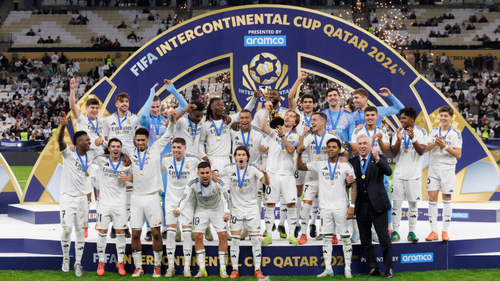 La plantilla del Real Madrid levanta el trofeo de campeón de la Copa Intercontinental 2024.