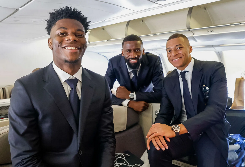 Tchouameni, Rüdiger y Mbappé posan en el avión que lleva al Real Madrid hacia Doha.