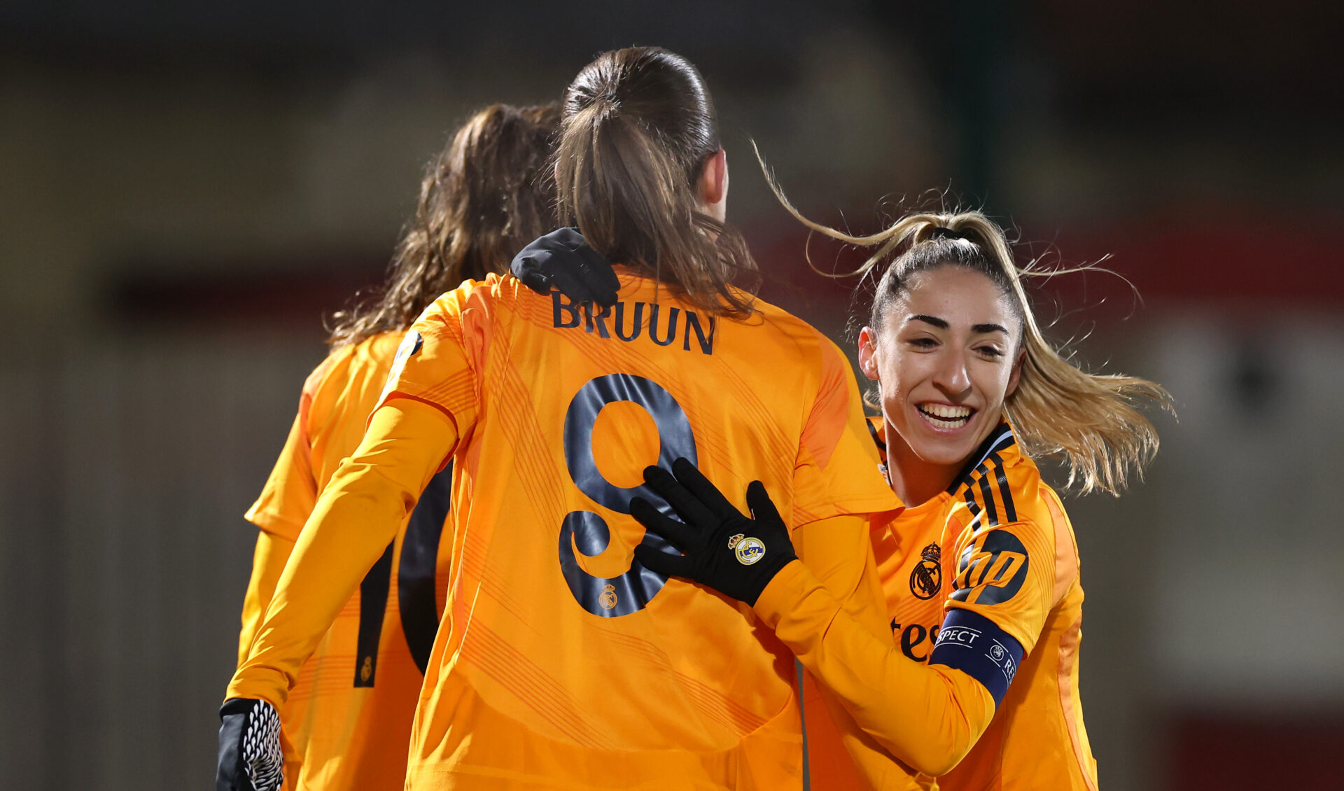 Signe Bruun y Olga Carmona (portando el brazalete de capitana) se abrazan durante el triunfo del Real Madrid femenino contra el Celtic en Champions League.