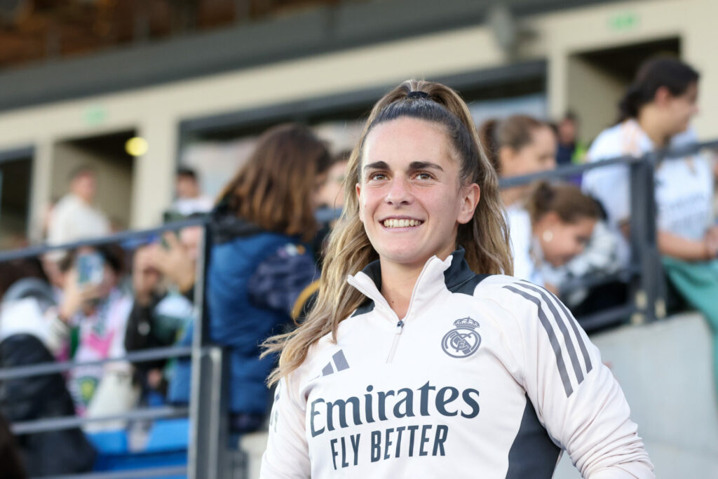 Teresa Abelleira, jugadora del Real Madrid Femenino, sonríe en el Estadio Alfredo Di Stéfano.