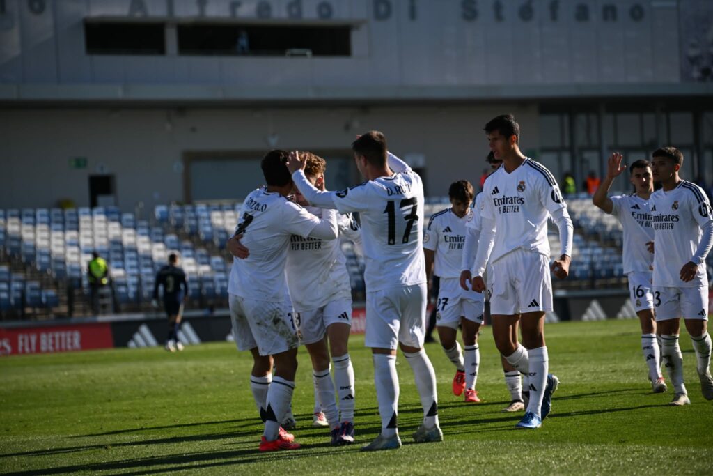 Los jugadores del Real Madrid Castilla celebran un tanto ante el Recreativo de Huelva en el Alfredo Di Stéfano.