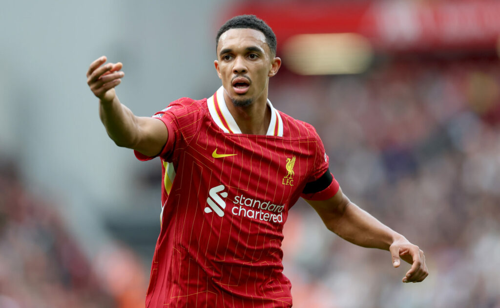 Trent Alexander-Arnold hace un gesto con su mano derecha.