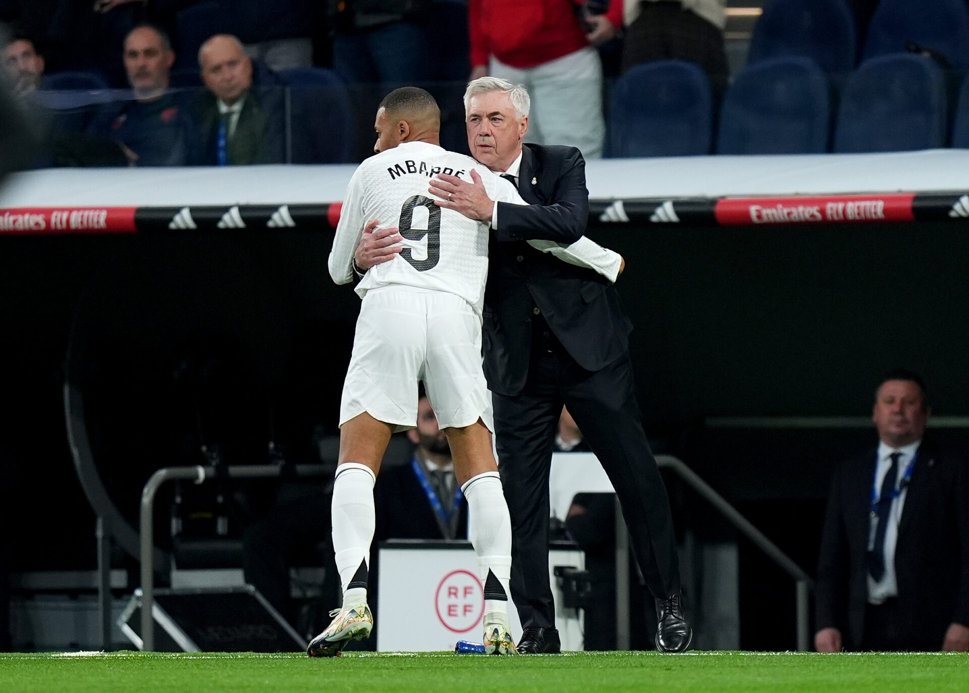 Carlo Ancelotti se abraza a Kylian Mbappé.