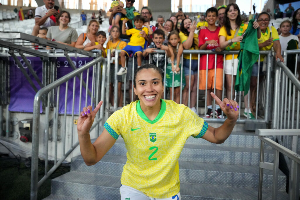 Antonia Silva, con la camiseta de Brasil, posa delante del público en los Juegos Olímpicos de París 2024.