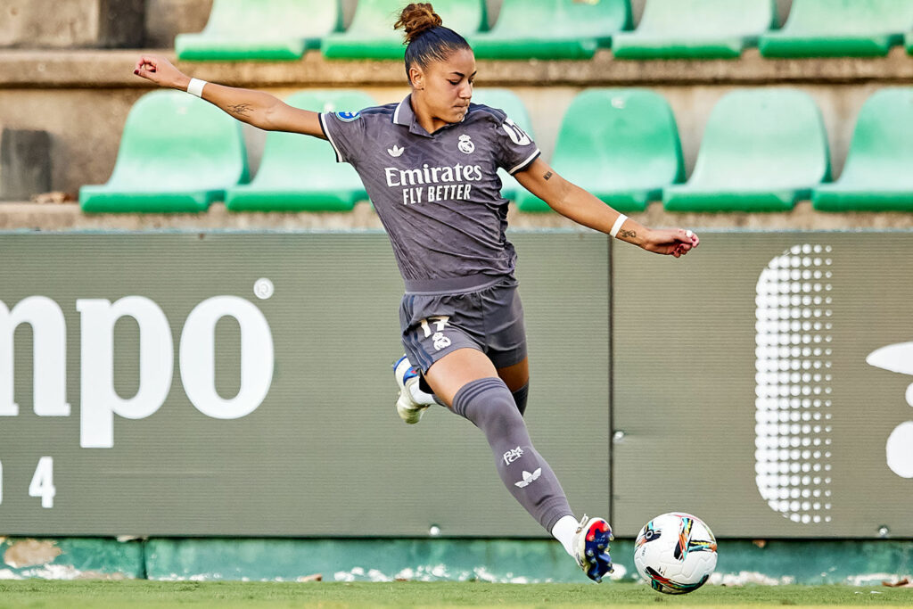 Carla Camacho golpea la pelota en la Ciudad Deportiva Luis del Sol contra el Betis.