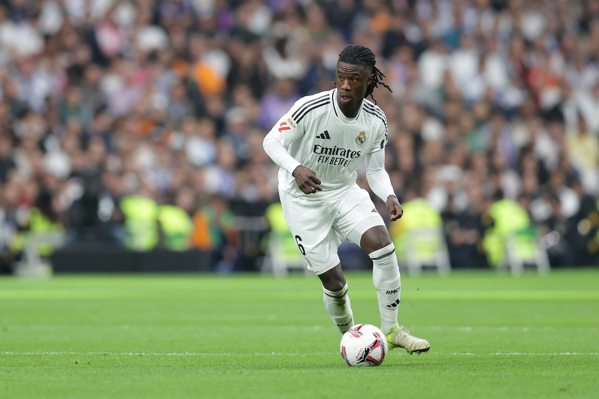 Eduardo Camavinga progresa con el balón durante un partido en el Santiago Bernabéu.