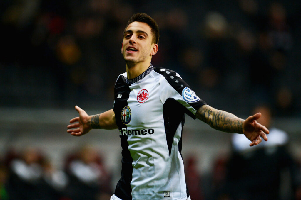 Joselu celebra un gol con la camiseta del Eintracht Frankfurt.