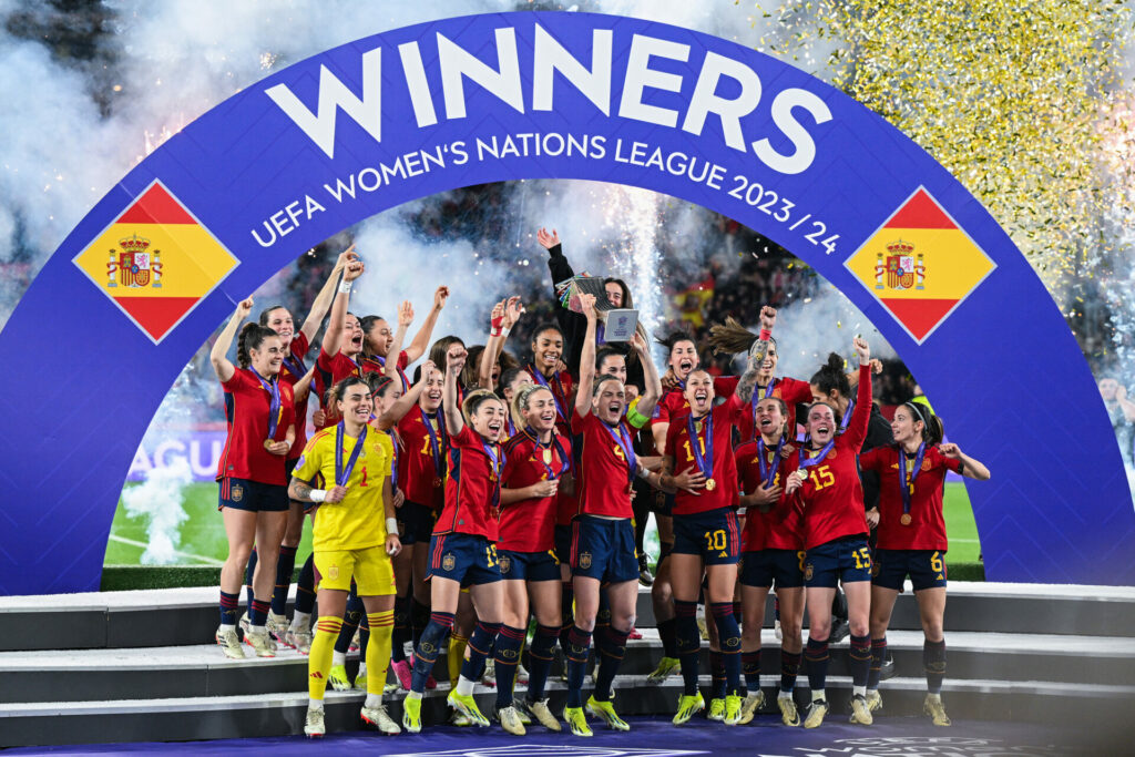 Las jugadoras de España celebran junto al trofeo de campeonas de la UEFA Nations League.