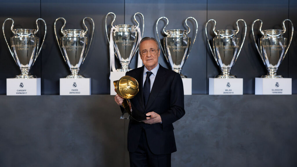 El presidente del Real Madrid, Florentino Pérez, posa con el premio de los Globe Soccer Awards 2024.