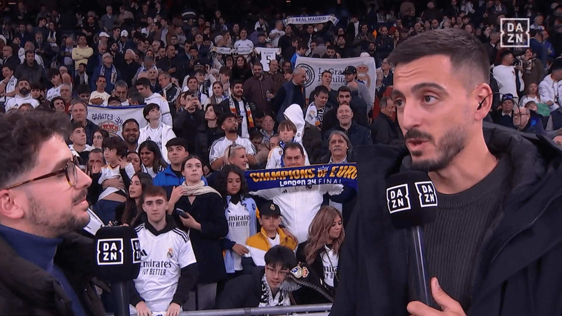 Joselu, durante su debut como comentarista de DAZN en el Santiago Bernabéu.