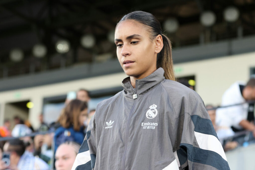 Maëlle Lakrar salta al césped del Alfredo Di Stéfano en un partido de Champions League.