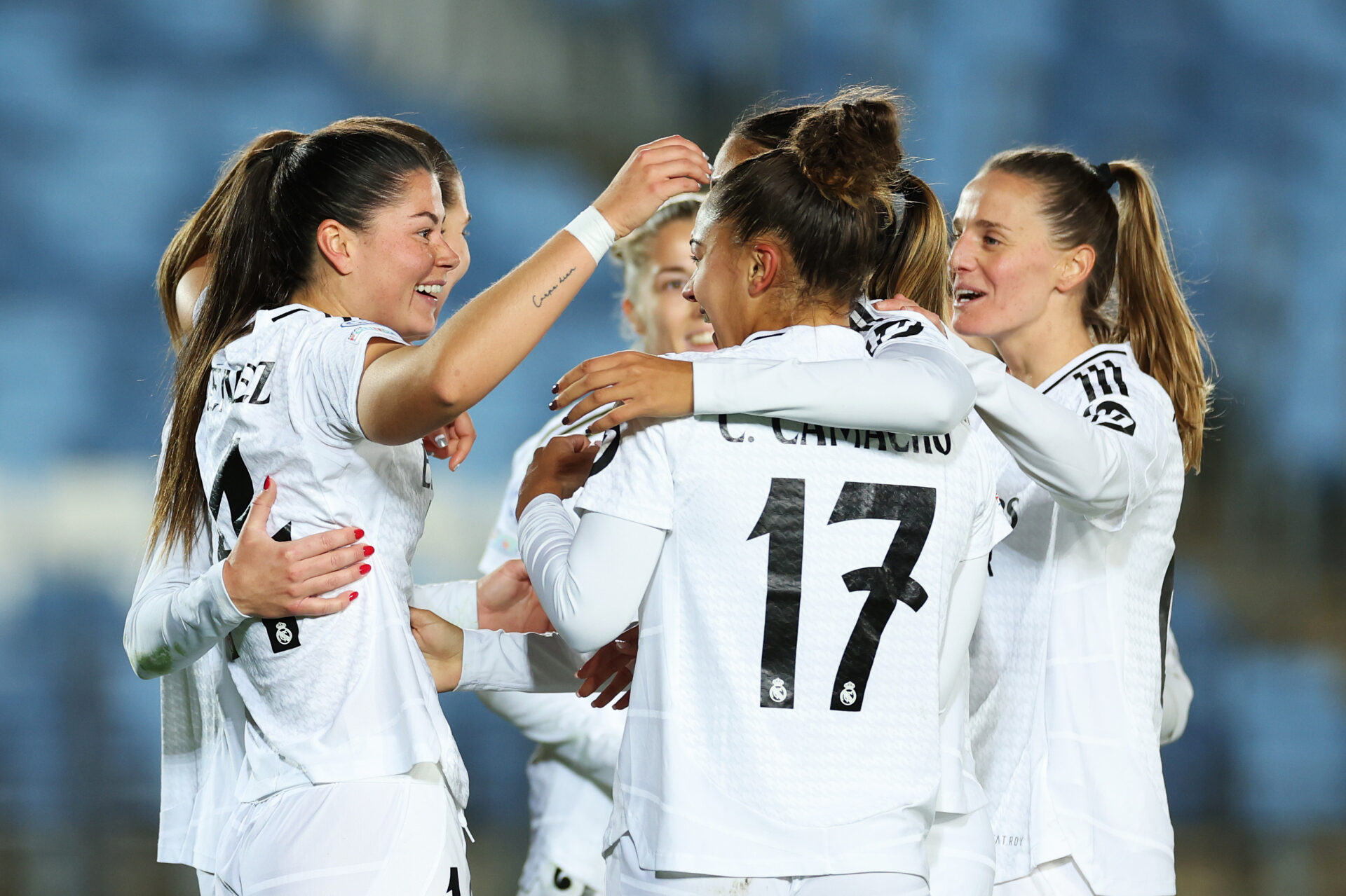 Las jugadoras del Real Madrid femenino celebran un gol.