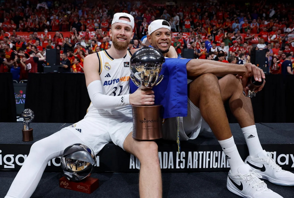 Dzanan Musa y Edy Tavares posan con el trofeo de campeón de Liga Endesa 2024.